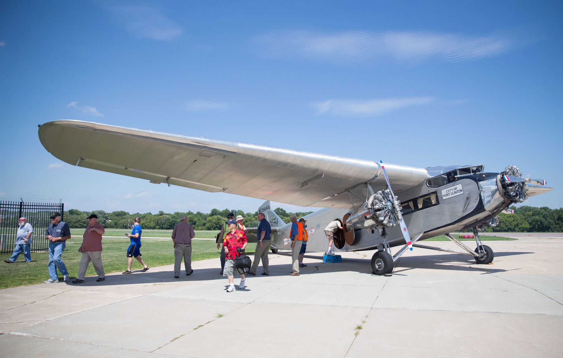 Learn about planes while you eat breakfast